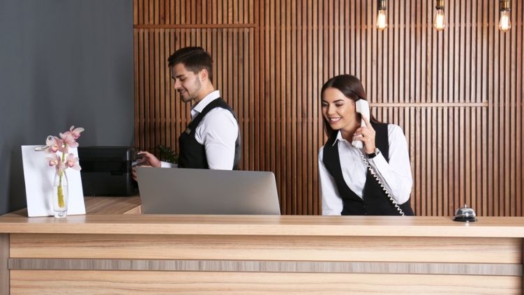 Jefe de recepción de un hotel: funciones básicas y requisitos para destacar