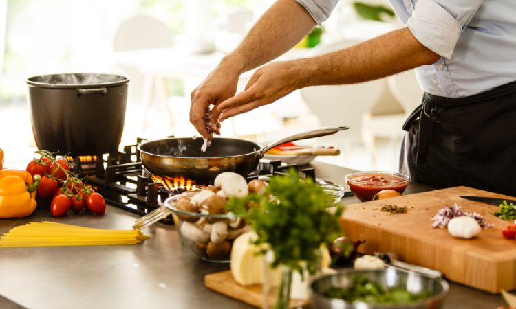 Descubre las técnicas culinarias y sus objetivos en los alimentos