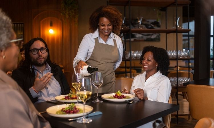 Camareros para eventos: Todo lo que necesitas saber