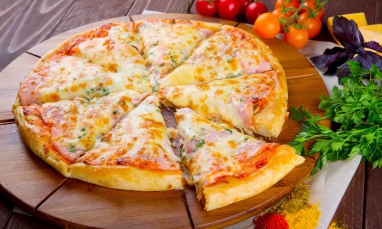 Descubre por qué se celebra el Día Mundial de la Pizza y conoce 6 curiosidades sobre este plato icónico que conquista al mundo.