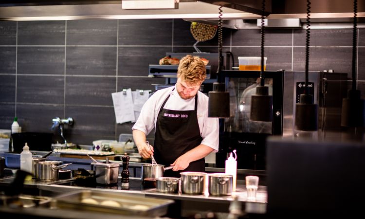 Conoce qué es un chef y en qué se diferencia del cocinero o gastrónomo