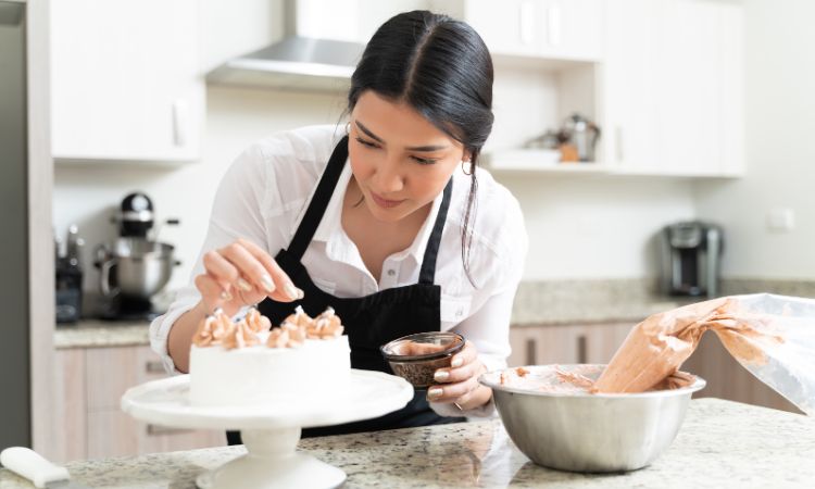 Descubre qué es ser repostero, sus funciones y su sueldo.