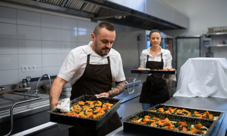 CUÁLES SON LAS FUNCIONES DE UN AYUDANTE DE COCINA? Bajo la